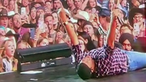 Luke Bryan falls on stage during Vancouver show