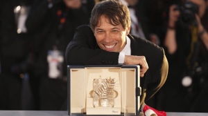 Sean Baker, winner of the Palme d'Or for the film 'Anora,' poses for photographers during the photo call following the awards ceremony at the 77th international film festival, Cannes, southern France, Saturday, May 25, 2024. (Photo by Scott A Garfitt/Invision/AP)