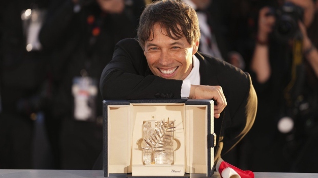 Sean Baker, winner of the Palme d'Or for the film 'Anora,' poses for photographers during the photo call following the awards ceremony at the 77th international film festival, Cannes, southern France, Saturday, May 25, 2024. (Photo by Scott A Garfitt/Invision/AP)
