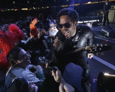 Lenny Kravitz entertains the crowd during during the half time show at the 95th Canadian Football League Grey Cup between Winnipeg Blue Bombers and Saskatchewan Roughriders in Toronto on Sunday, Nov. 25, 2007. (John Woods / THE CANADIAN PRESS)