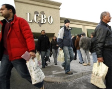 Patrons line up to get into an LCBO outlet as others leave after stocking up on beverages in Mississauga, Ont. on Monday, December 31, 2007. (J.P. Moczulski / THE CANADIAN PRESS)