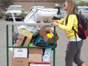 Hunter Borsellino, 17 pushes a cart with some of her belongings towards her residence building at the University of Ottawa in Ottawa on Sunday, Sept 5, 2010. (Pawel Dwulit / THE CANADIAN PRESS)