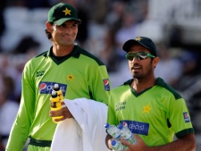 Pakistan's Wahab Riaz, rights, talks to Mohammad Irfan during the fourth one day international cricket match against England at Lord's cricket ground, London, Monday Sept. 20, 2010. (AP Photo/Tom Hevezi)