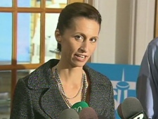 Sarah Thomson announces she will drop out of the mayoral race at a morning news conference on Tuesday, Sept. 28, 2010. 