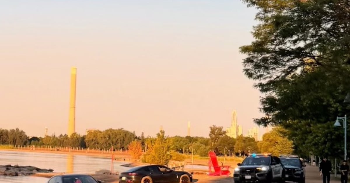 Vehicle gets stuck in sand at Woodbine Beach
