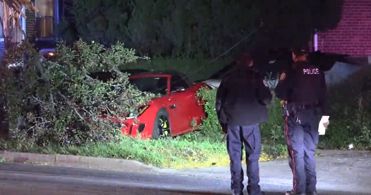 Fahrer flieht nach Unfall mit Sportwagen vor Haus in Etobicoke