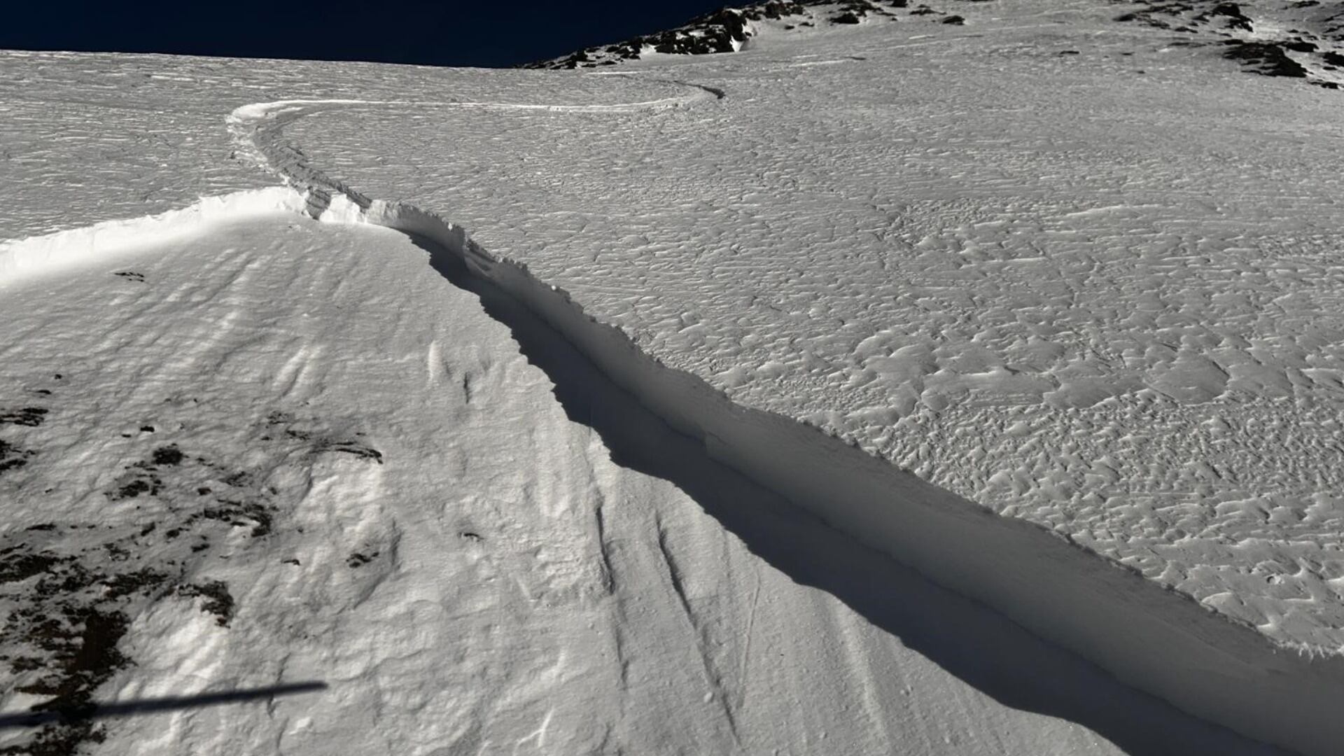 洋楽 Avalanche / Scratching at the surface Skier comes out of Lake Louise-area avalanche relatively unscathed