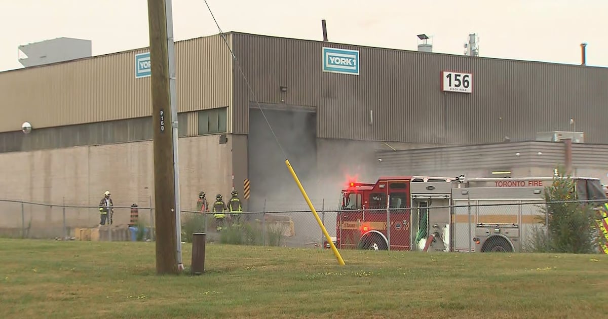Einsatzkräfte bekämpfen Großbrand auf einer Müllumladestation in Etobicoke