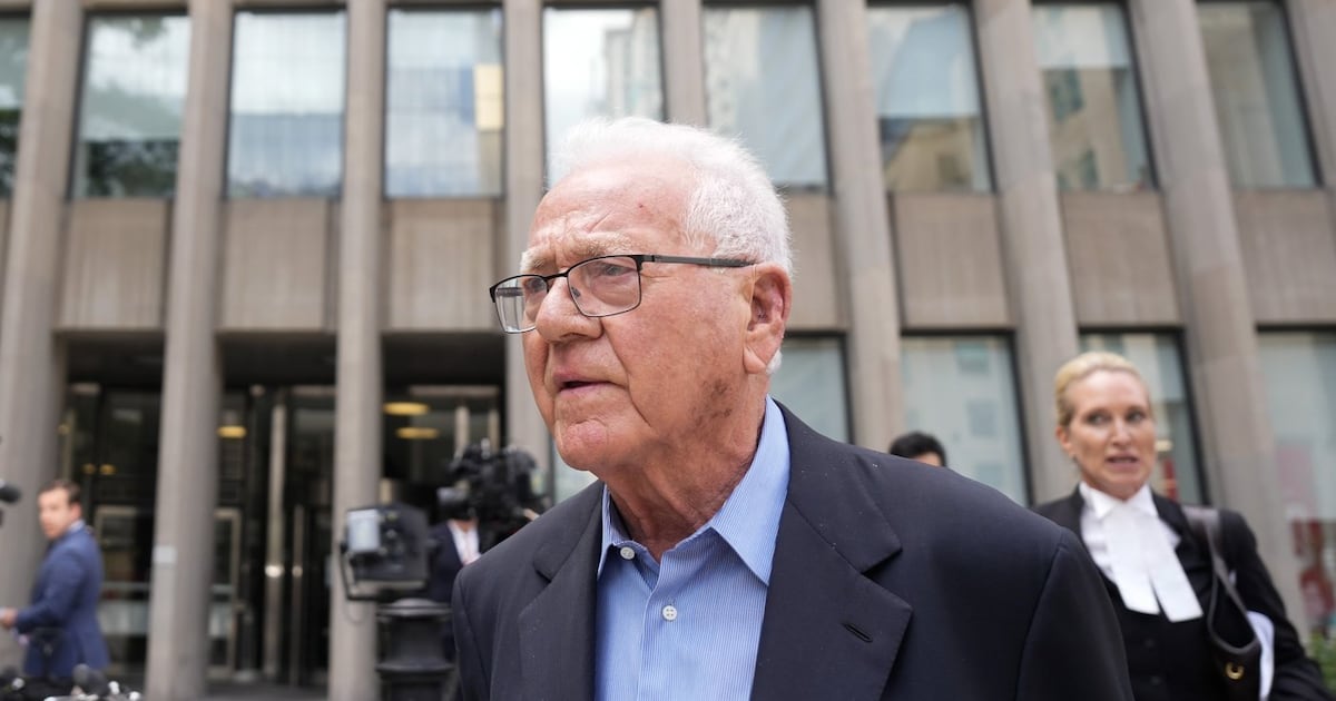 亿万富翁Frank Stronach猥亵罪量刑聆讯今日举行