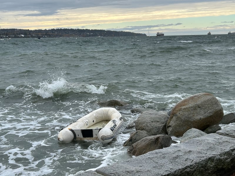 Large waves crash against the Vancouver seawall on Nov. 13, 2025. (Jim Fong/CTV News)