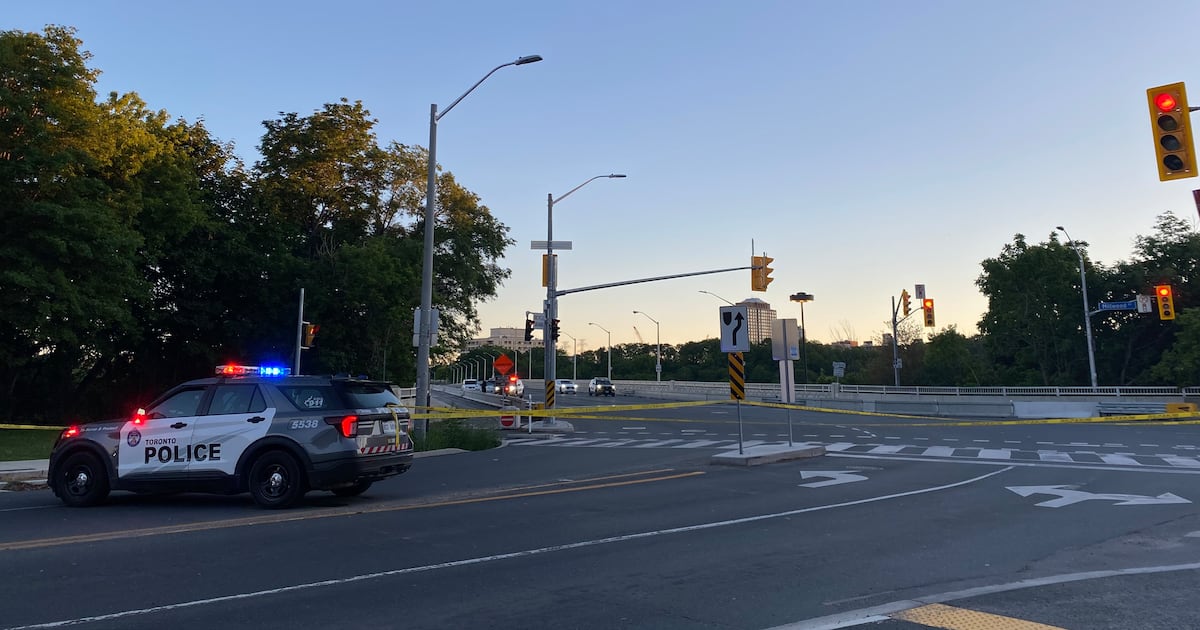 niño de 12 años acusado de tentativa de asesinato después de golpear a policía de Toronto con vehículo robado