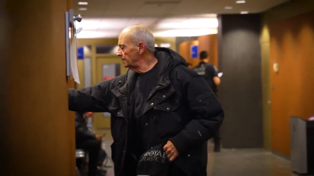 Serge Audette est accusé dans le meurtre de Patricia Ferguson. Il est vu lors de l'ouverture de son procès le 19 janvier 2026 au palais de justice de Montréal.