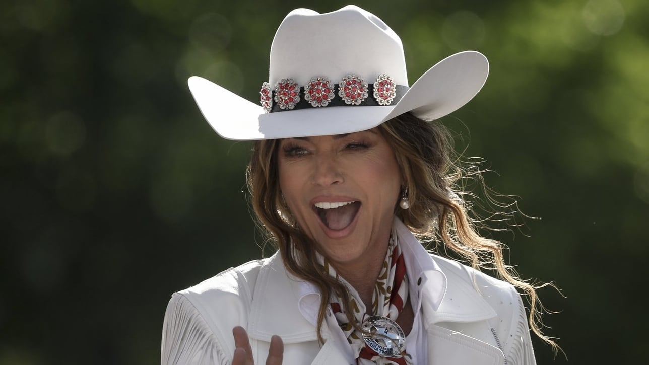 Shania Twain plays Toronto bar that once eluded her