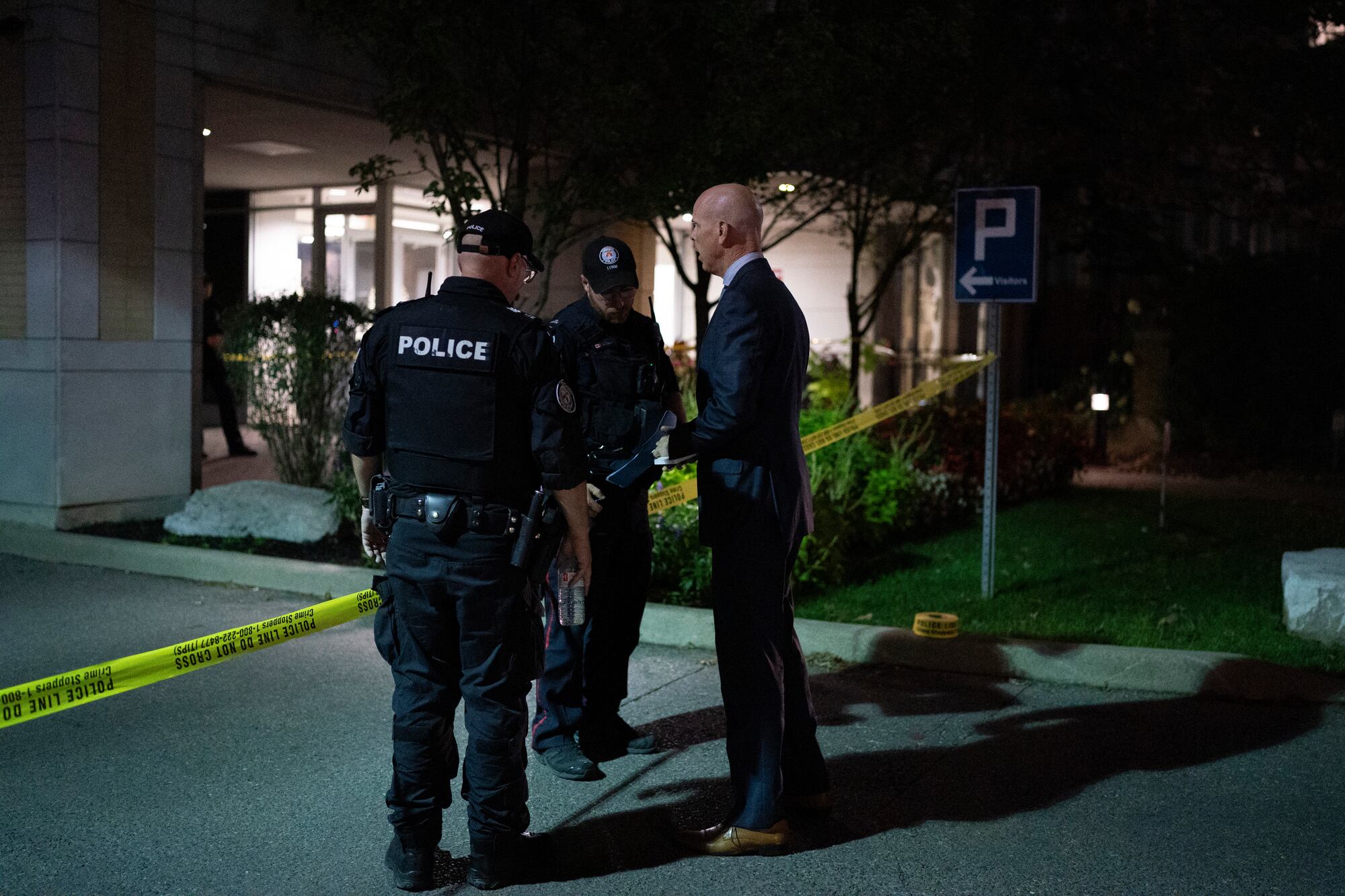 Cop shot while investigating robbery – CP24