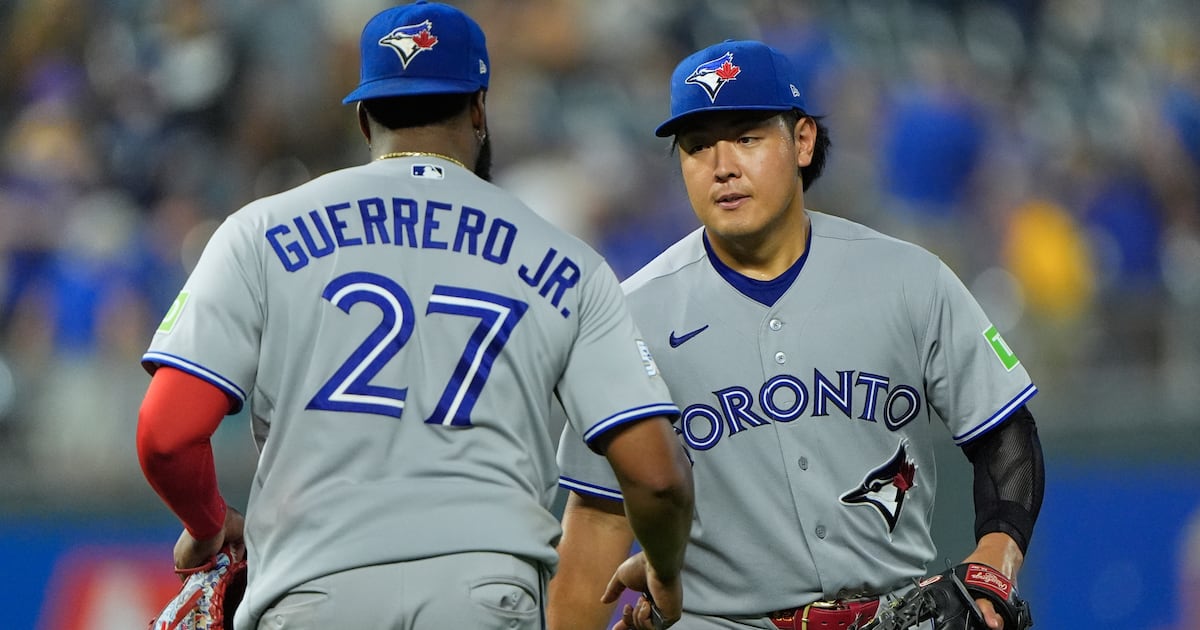Okamoto leads Blue Jays past Royals 4-3 to move into third wild-card spot