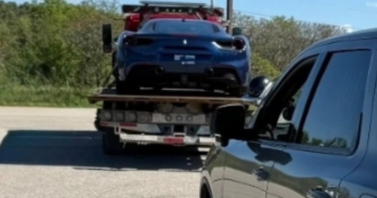 Raser Ferrari-Fahrer weigert sich, auf den Schotterstreifen zu fahren ...