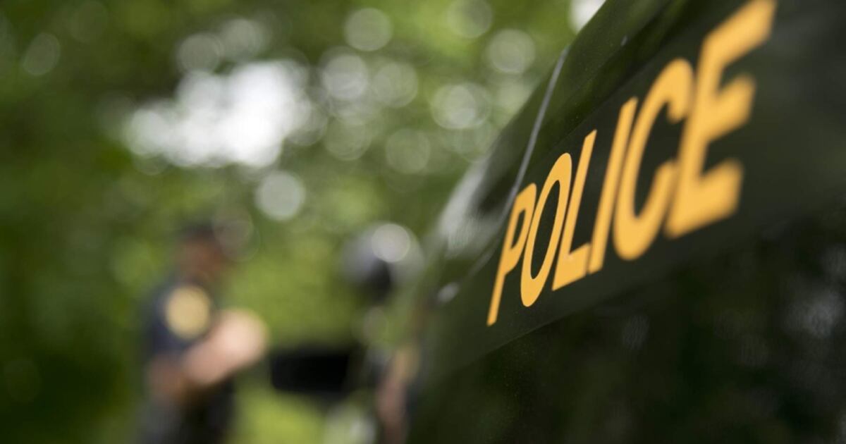 Kinder unangeschnallt auf dem Boden eines rasenden Fahrzeugs: OPP