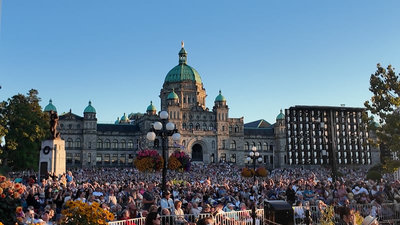 A large crowd gathers along the B.C. Legislature grounds for David Foster’s free 40th anniversary concert in Victoria’s Inner Harbour on Aug. 8, 2026. Organizers had expected more than 50,000 people to attend.