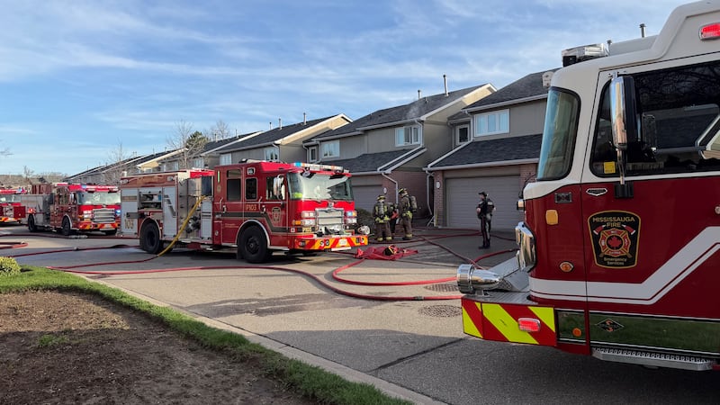 Man tried to rescue mother and brother from burning townhouse in Mississauga, neighbours say