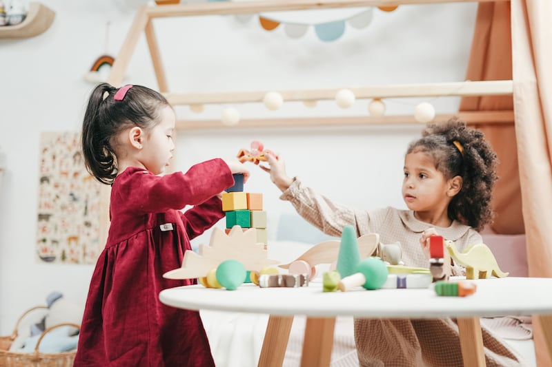 Researchers say young children's brains are wired for distraction. (Pexels)