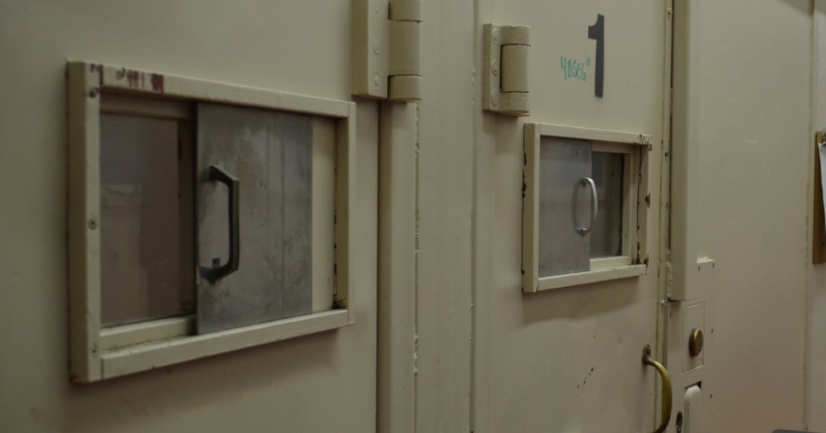 Canada's federal prisons to distribute paper straws to inmates for 'safer snorting'