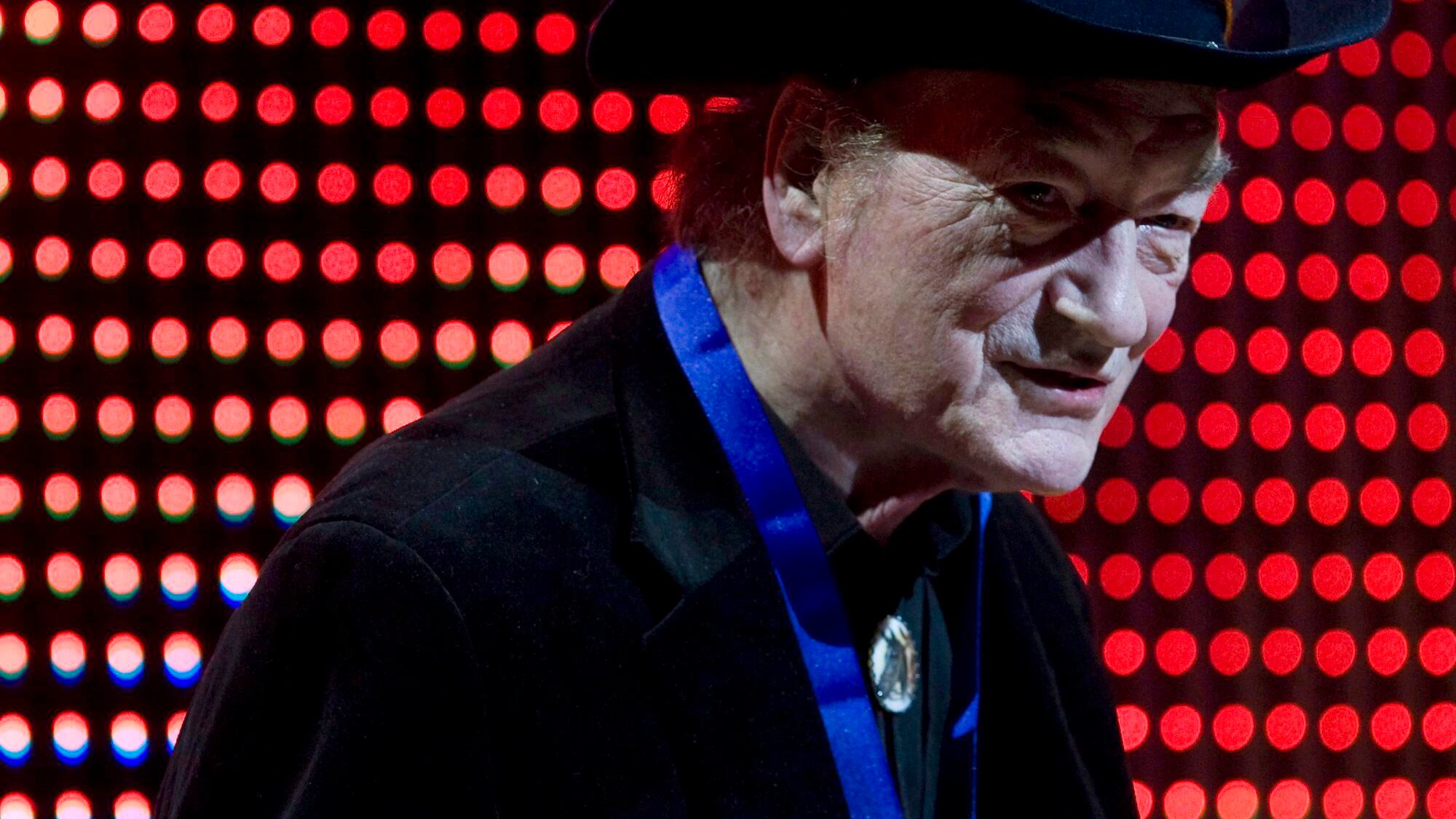 Canadian music legend Stompin` Tom Connors receives the Lifetime Achievement Award at the 20th Annual SOCAN Awards gala in Toronto on Monday, November 23, 2009. (THE CANADIAN PRESS/Darren Calabrese)