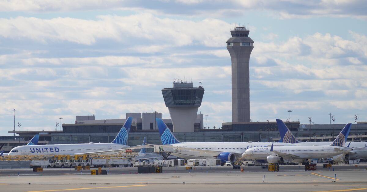 United flight landing in Newark strikes light pole on New Jersey Turnpike ...