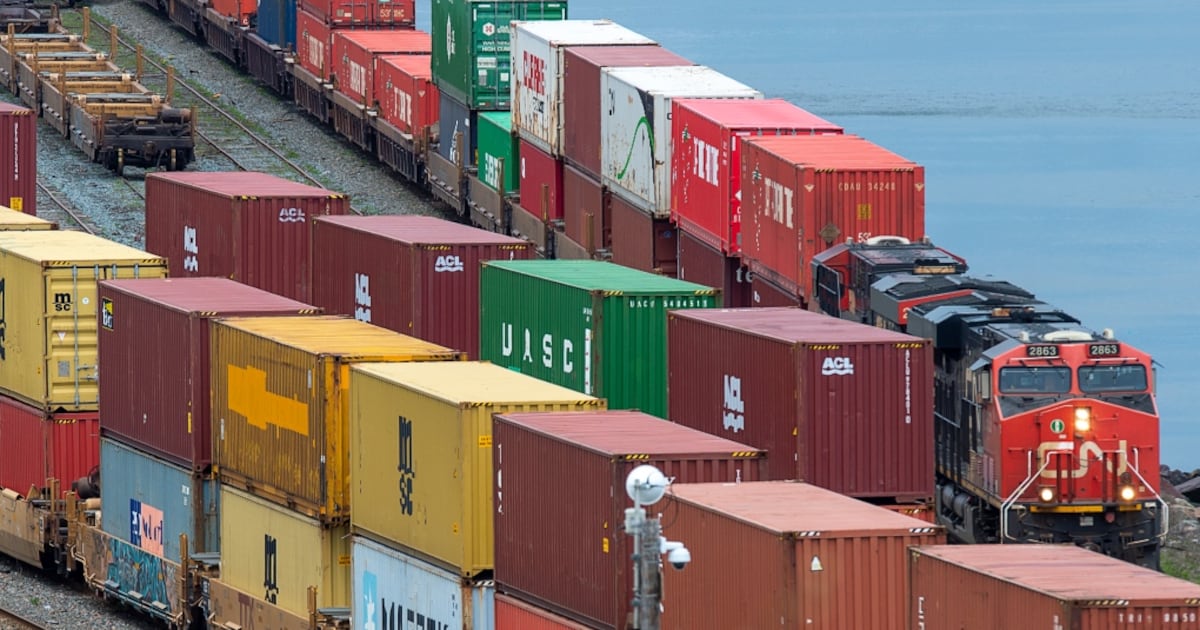 Canada July trade surplus shrinks