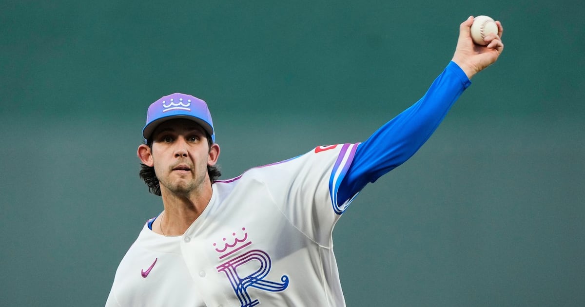 Blue Jays whip Royals 9-2, back to .500