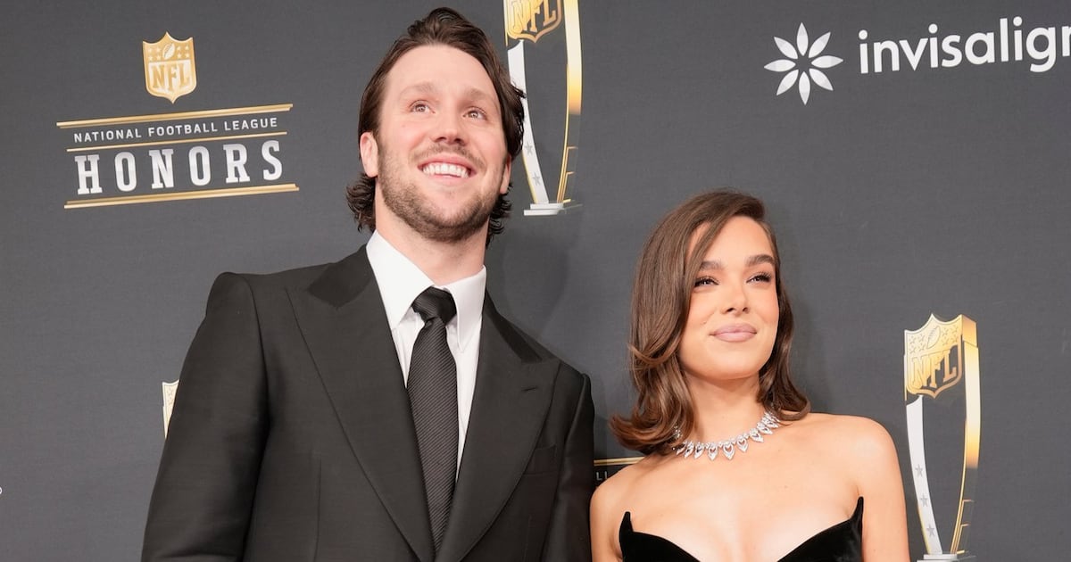 Hailee Steinfeld und ihr Ehemann, NFL-Spieler Josh Allen, erwarten ihr ...