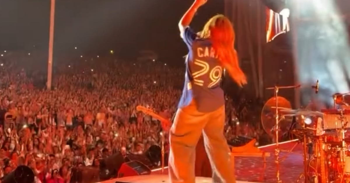 ‘Very proud to wear it’: Hilary Duff wore a vintage Joe Carter jersey at a Toronto show