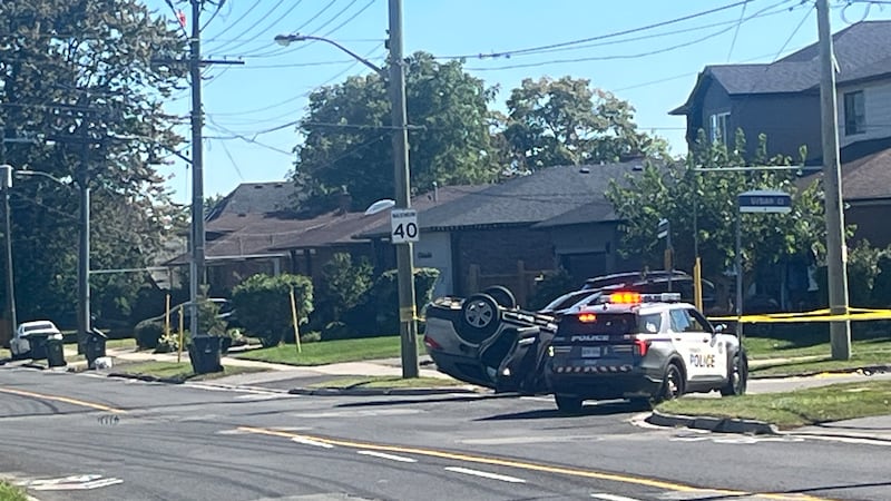 Two Toronto police officers injured in crash following vehicle break-in in Rexdale