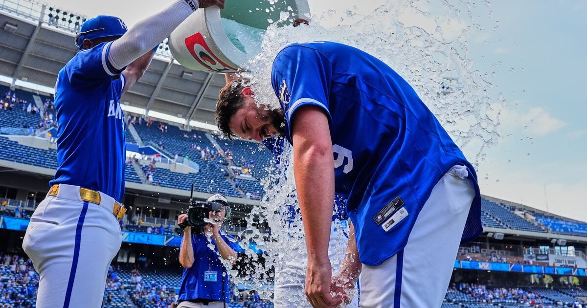 Blue Jays fail to sweep Royals, a game back of final AL wild-card sport