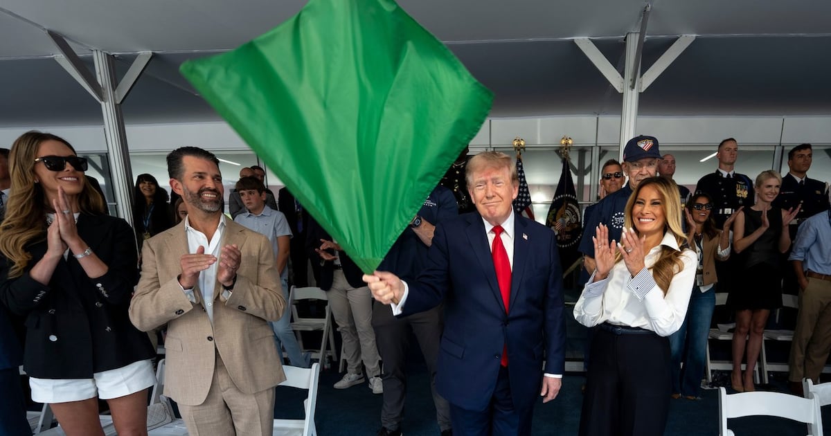 Trump starts IndyCar race in Washington