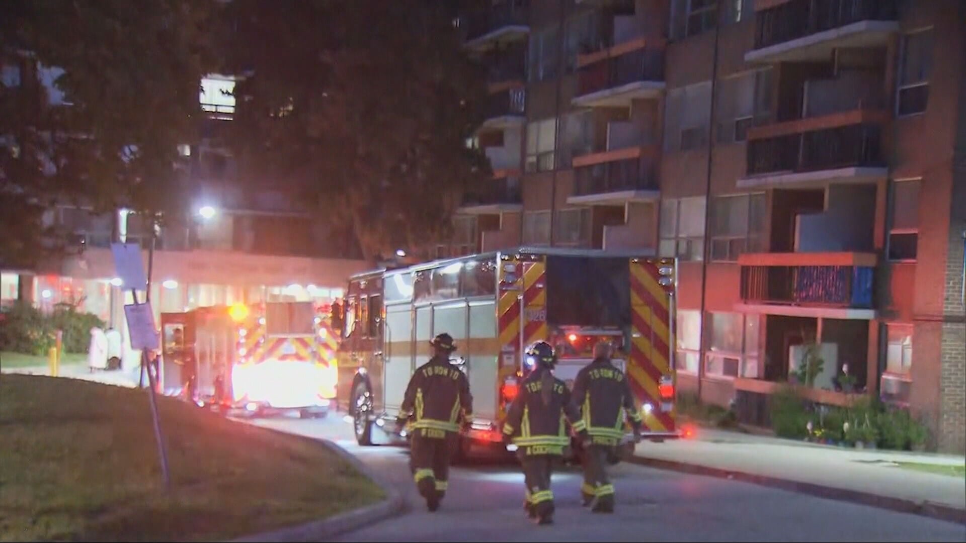 Heavy fire breaks out at Scarborough apartment building