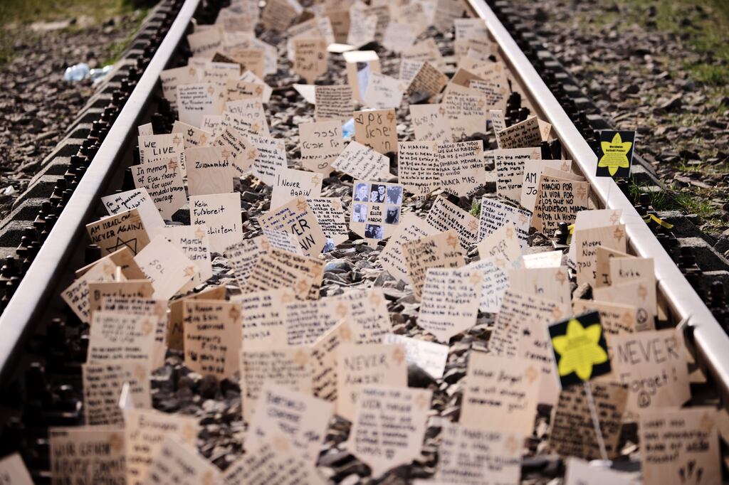 Yom Hashoah: Thousands gather to mark Holocaust Remembrance Day