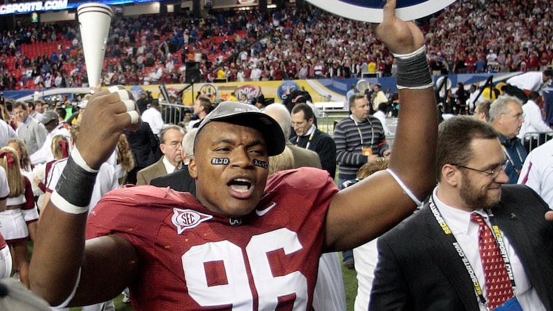 Former Alabama tackle pleads guilty to defrauding investors using wigs to impersonate NFL players