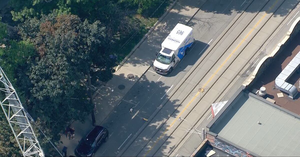 Man stabbed in downtown Toronto, police searching for suspect