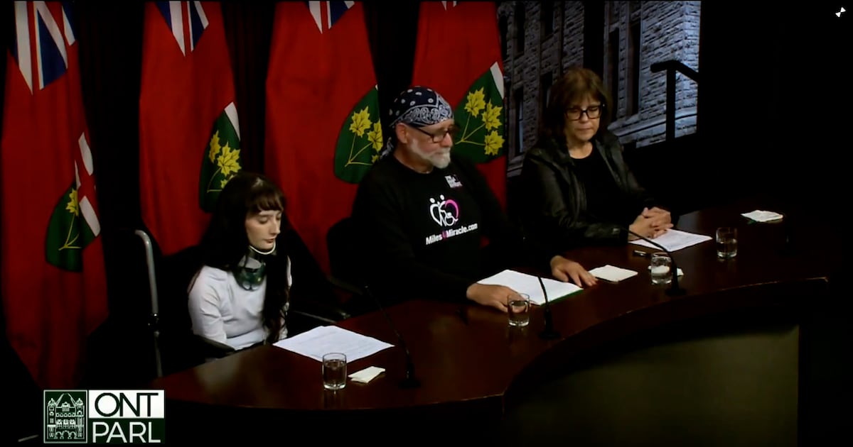 Ein Vater geht zum Queen's Park und fordert, dass OHIP die ...