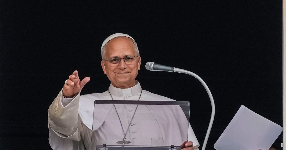 Papst Leo teilt den Gläubigen auf dem Petersplatz mit, dass er nach seiner ...