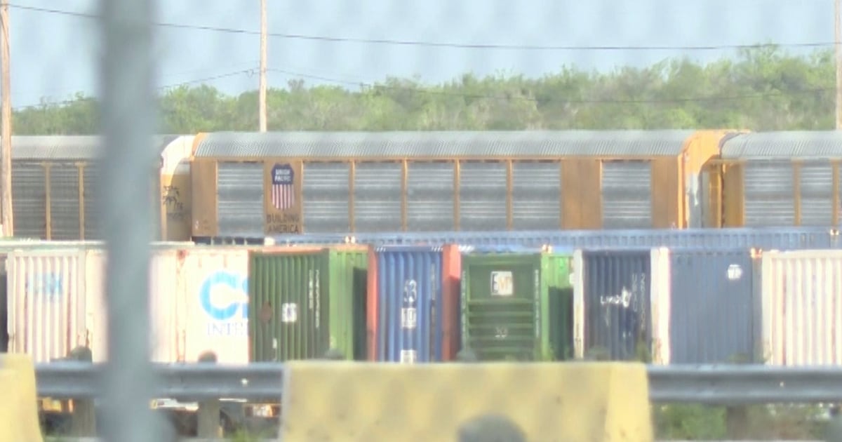 Shipping container Texas border deaths: Heat stroke suspected