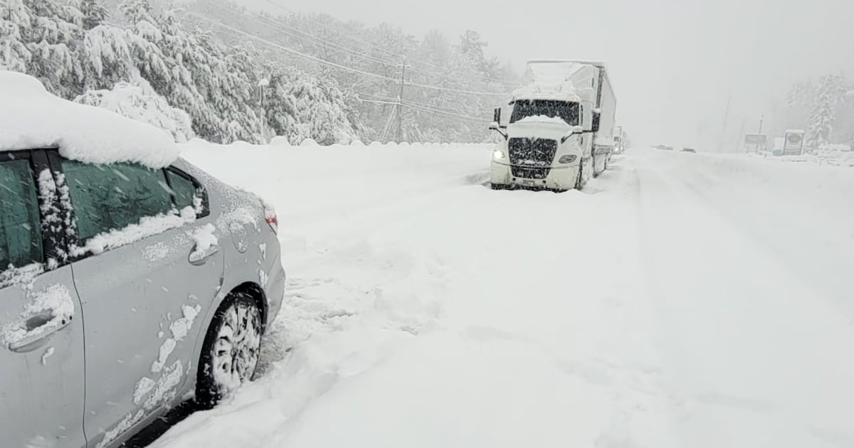Ontario Hit With Massive Snowfall During First Winter Storm Of Season ontario-hit-with-massive-snowfall-during-first-winter-storm-of-season