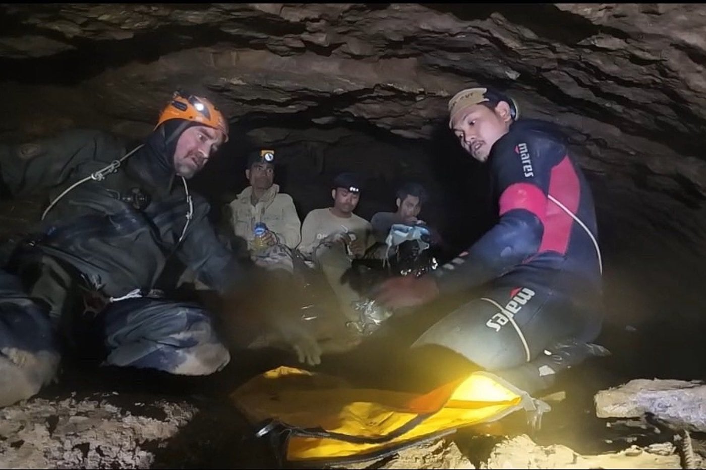 Laos cave rescue: Heavy rains threaten to delay search