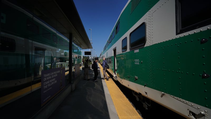 Missed signal led to near-collision of GO trains in Burlington: TSB report