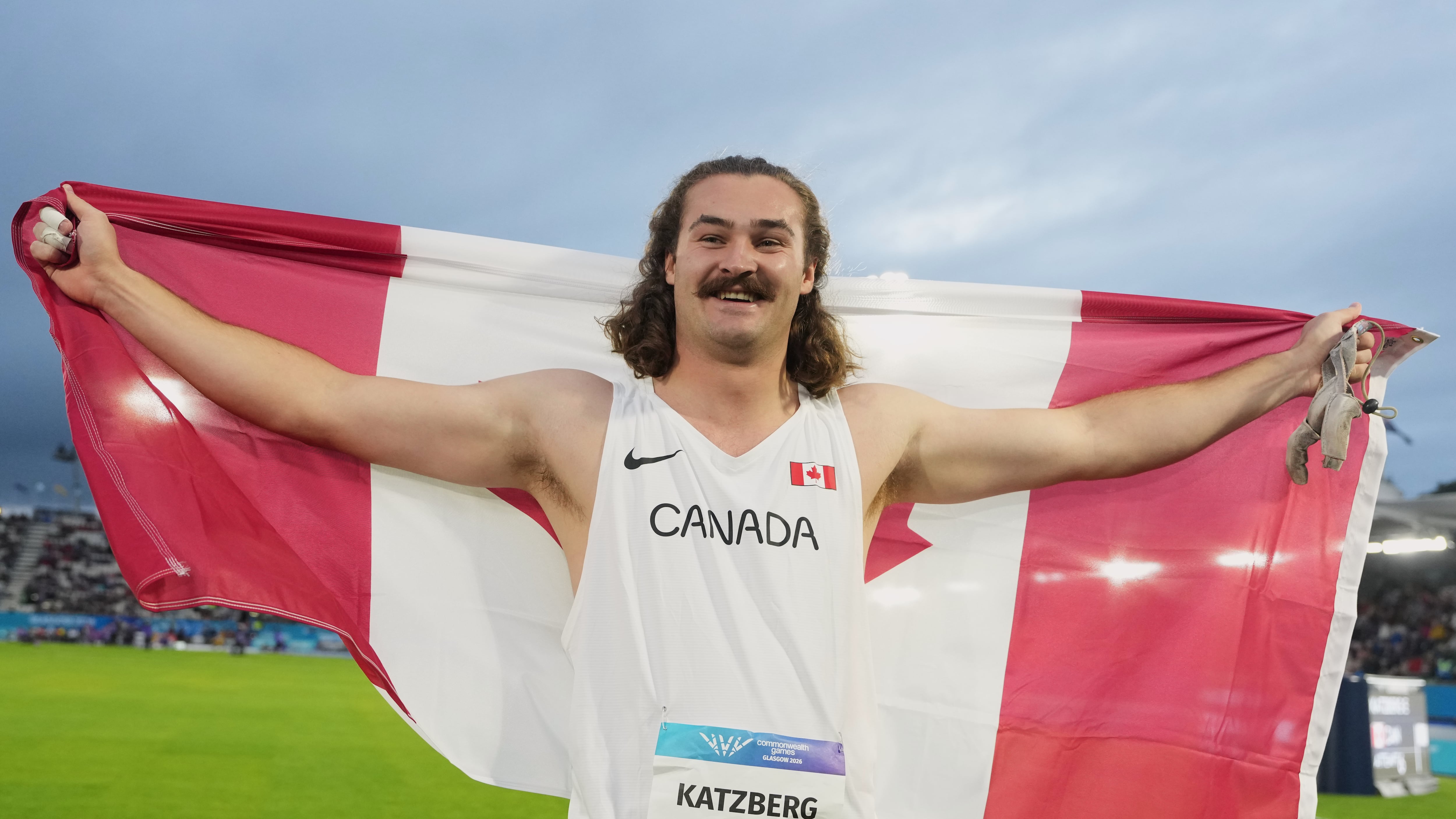 Ethan Katzberg of Canada poses after winning the gold medal in the men's hammer throw final at the Commonwealth Games in Glasgow, Scotland on July 27, 2026. (Alastair Grant / AP Photo)