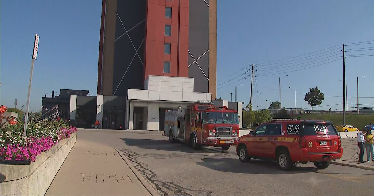 Bei einem Brand in einem Hochhaus in Etobicoke waren ...