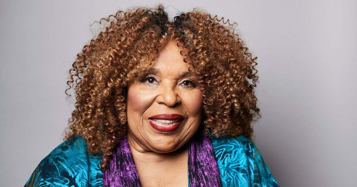 Roberta Flack, Grammy-winning singer with an intimate style, dies at 88