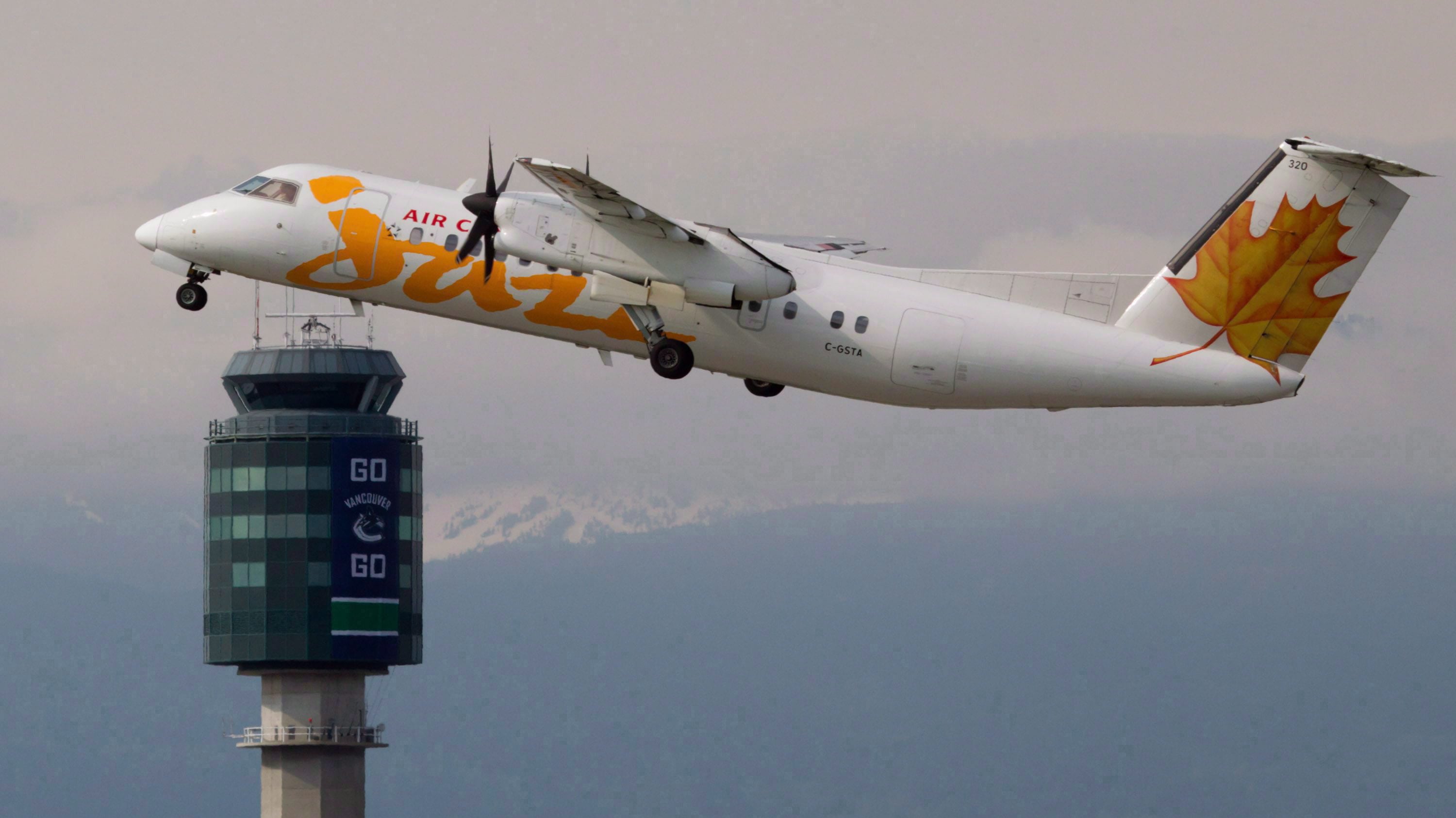 An Air Canada Jazz plane takes off at Vancouver International Airport in Richmond, B.C., on May 30, 2011. (Darryl Dyck / The Canadian Press)