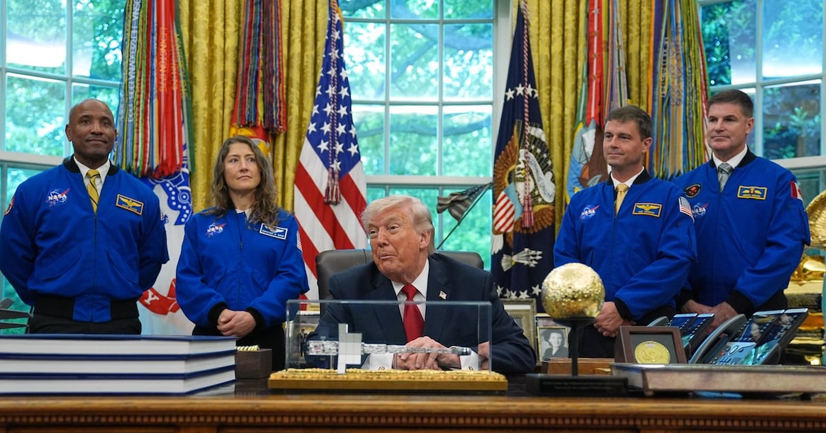 Donald Trump to present medals to Jeremy Hansen, crewmates