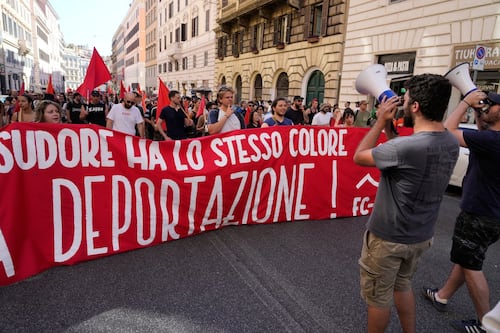Thousands march in Rome in anti- and pro-migration rallies
